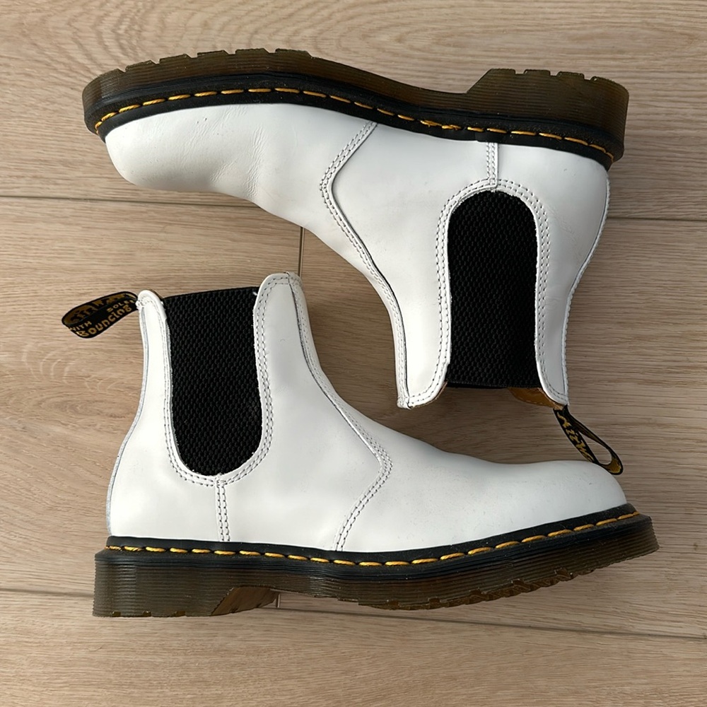 Dr. Martens 2976 Smooth Leather Chelsea Boots